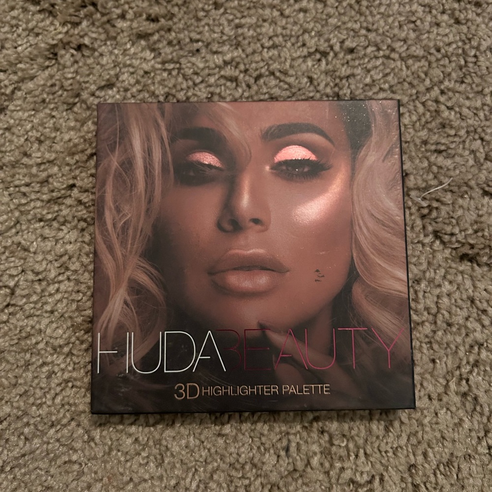 HUDA BEAUTY 3D Highlighter Palette $40